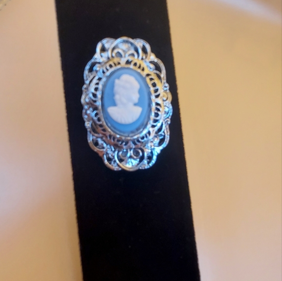 Vintage Beautiful  Blue Cameo Brooch in  Silvertone,1.75" VGC. - Picture 9 of 14